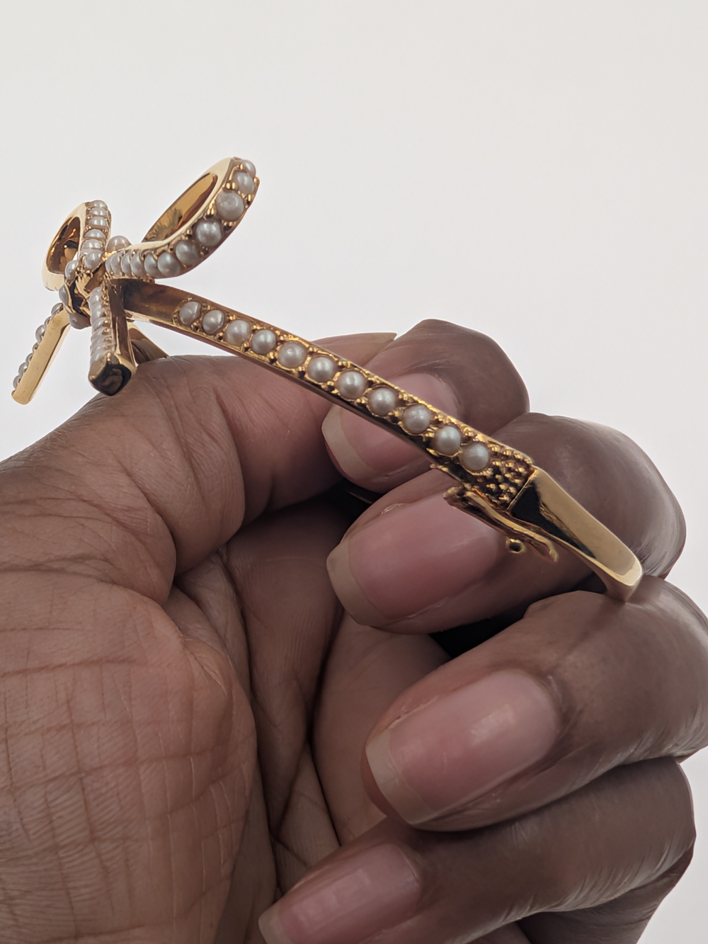 Kate Spade Faux Seed Pearl Ribbon Bow Gold Tone Hinged Bangle Bracelet 0230 - Picture 7 of 10